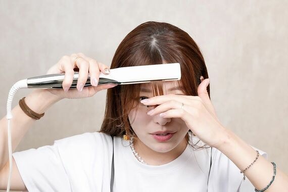 前髪のセットの仕方を解説するAYAMARさん