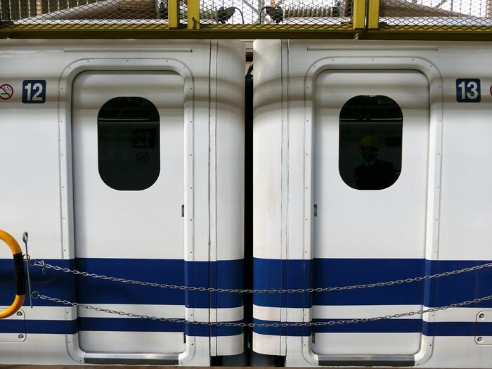 連結部分にはN700系のような全周幌がない