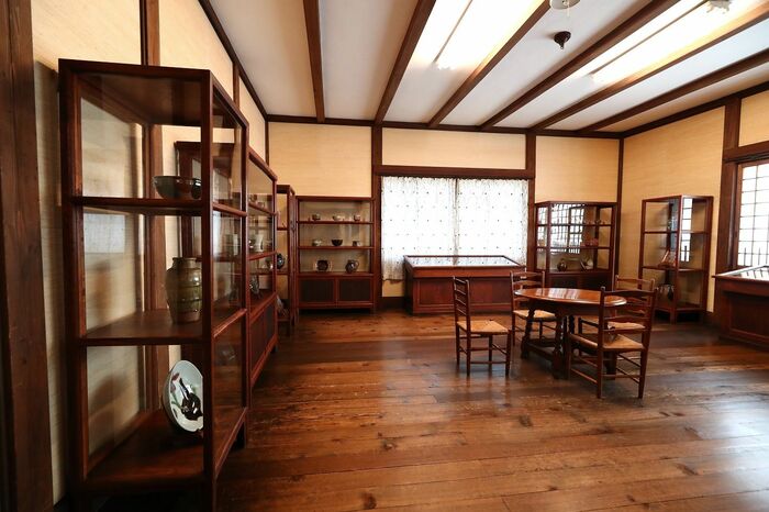 展示には柳が考案した什器が用いられている（本館）