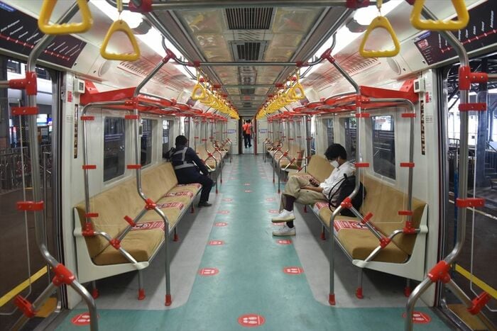 KFWリニューアル車車内。従来のロングシートを引き継ぎ