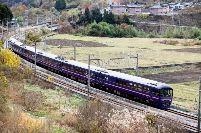 上越線を走る「華」