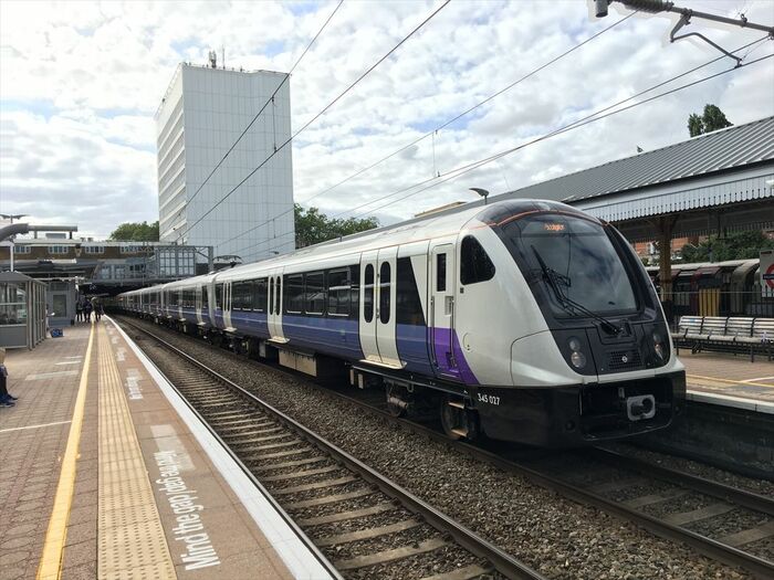 エリザベス線の車両は「プラチナジュビリー」の