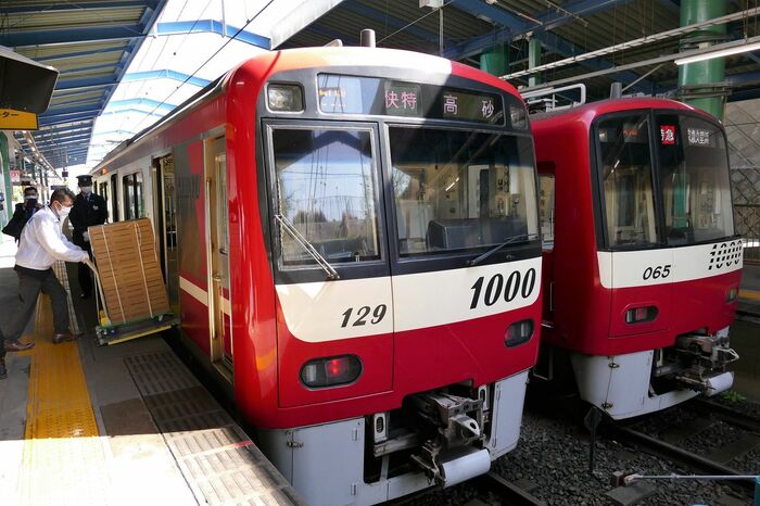 快特の車内に運び入れる