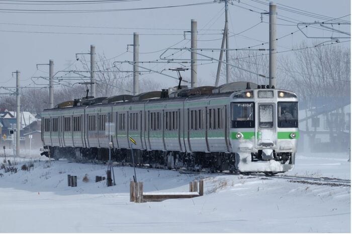 ロイズタウン駅に進入する札幌行き普通列車