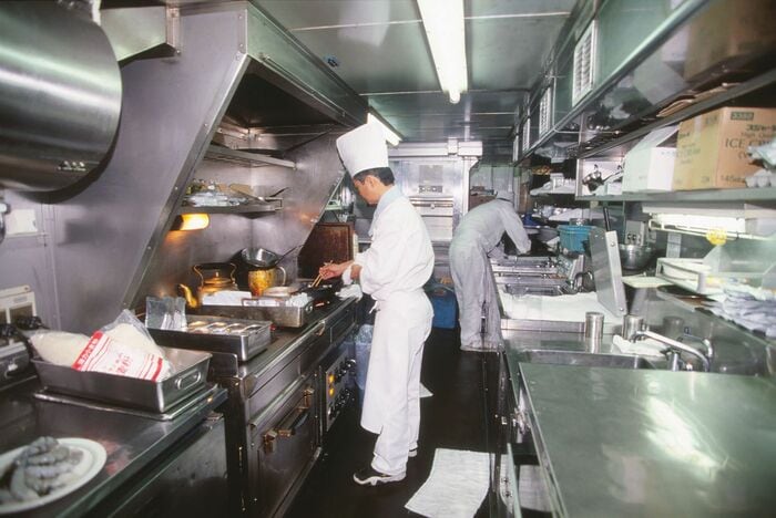 100系食堂車1階の厨房