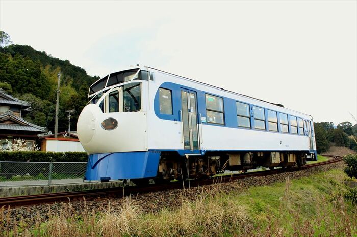 0系新幹線を模した外観が人気を集める予土線の