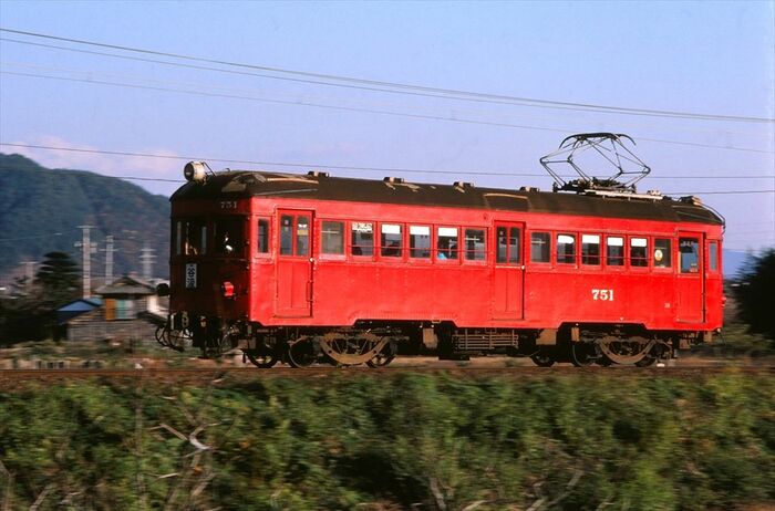 赤塗装になったモ750形