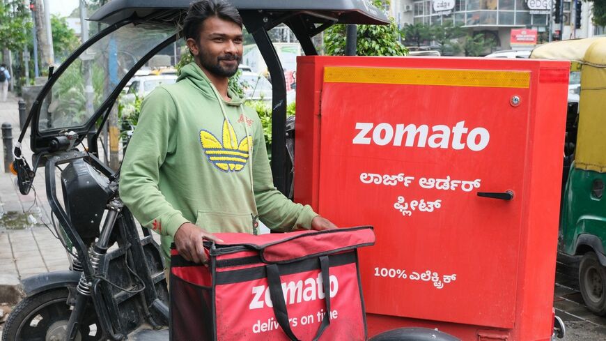ベンガルール市内で配送するZomatoのドライバー。ランチタイムには至る所で見かける（筆者撮影）