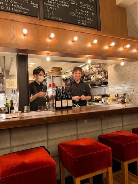 秋葉原のフレンチレストランで働くラファエル（写真右）。円安のおかげで交通費以外は安く感じるといいます（写真：筆者撮影）