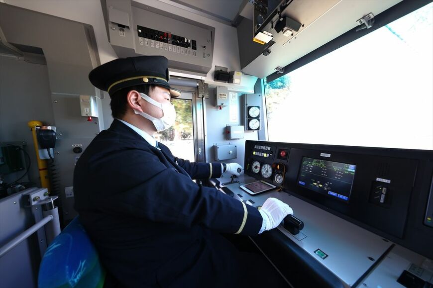 FV-E991系「HYBARI」の運転台（撮影：尾形文繁）