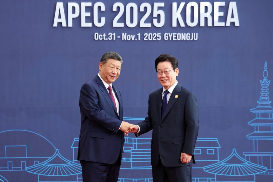 2025年10月31日、韓国・慶州で開催されたアジア太平洋経済協力会議（APEC）首脳会議で、写真撮影に応じる中国の習近平国家主席と韓国の李在明大統領（2025年 ロイター/ Yonhap)