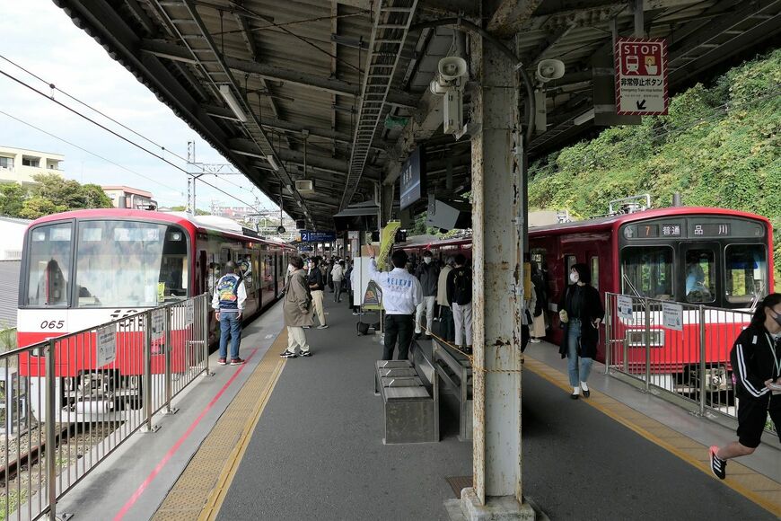 2番線（左）の列車内がマルシェの会場。右は通常の営業列車（記者撮影）