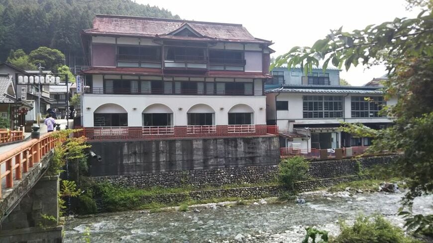 渓谷沿いに広がる洞川温泉街（筆者撮影）