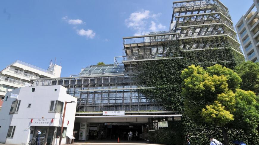 東急目黒線・大井町線の大岡山駅。駅舎の上にそびえるのは東急病院だ（筆者撮影）