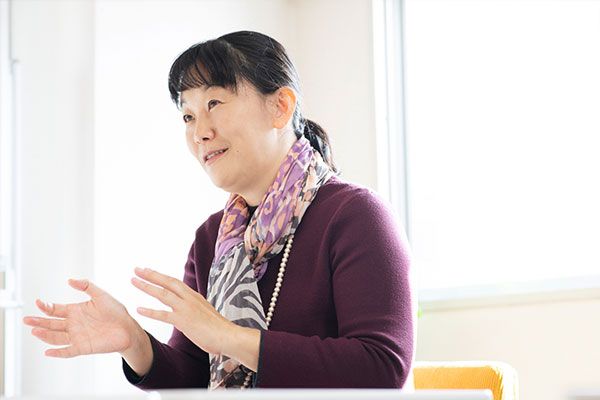治部れんげ（じぶ れんげ）／フリージャーナリスト。昭和女子大学現代ビジネス研究所研究員。1997年一橋大学法学部卒業後、日経BP社入社。経済誌の記者・編集者を務める。2014年からフリーに。国内外の共働き子育て事情について調査、執筆、講演などを行う。著書『稼ぐ妻・育てる夫―夫婦の戦略的役割交換』（勁草書房）、『ふたりの子育てルール』（PHP研究所）、『炎上しない企業情報発信 ジェンダーはビジネスの新教養である』（日本経済新聞出版社）など（写真：Woman type）