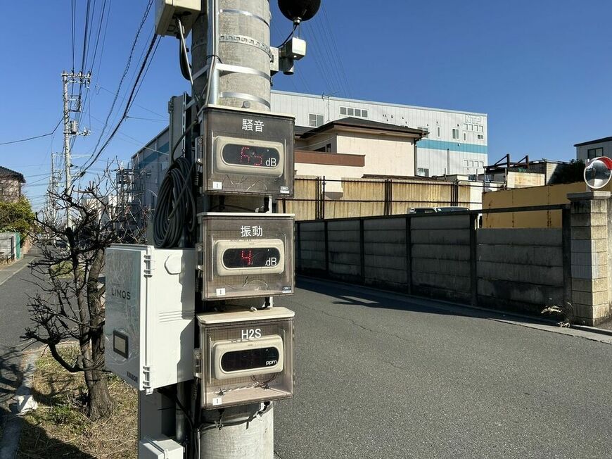 工事現場周辺に設置された計測器。表示が点滅して見づらいものの、工事中は50〜60dBを推移していた