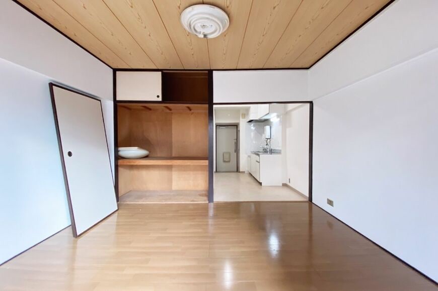 6畳1K。築40年以上のマンションの、昭和によくあった1人暮らし用の間取り。ここに引っ越すために目下準備中なのです（筆者撮影）