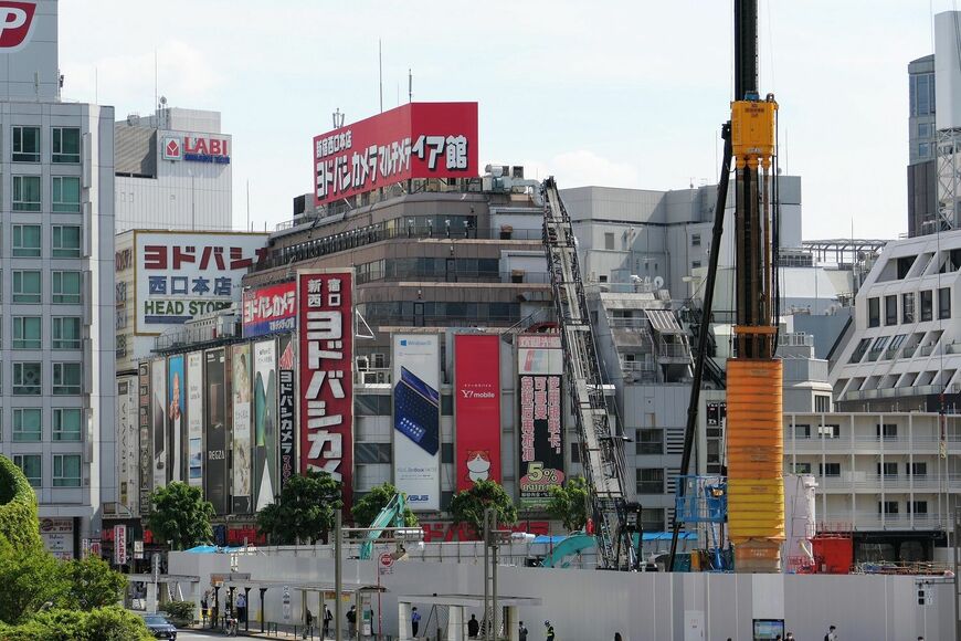 要塞感のあるヨドバシカメラの建物が見える（記者撮影）