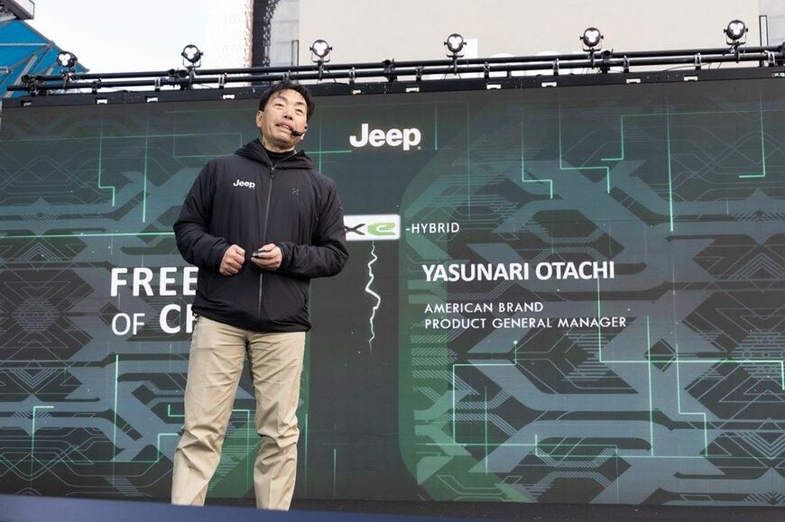 ジープの新型SUV「アベンジャー4xeハイブリッド」とプレス発表会の様子（写真：三木 宏章）