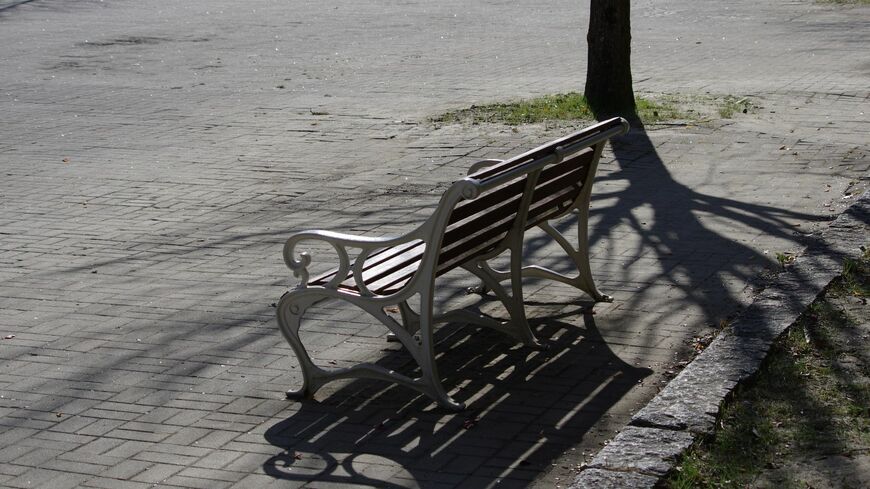 「居場所がない」と感じている人意外と多いのではないでしょうか（写真：66BIRTH／PIXTA）