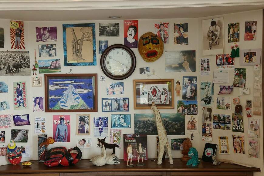 思い出の写真や、子どもが小さいころに描いた絵などがたくさん（撮影：吉岡竜紀）