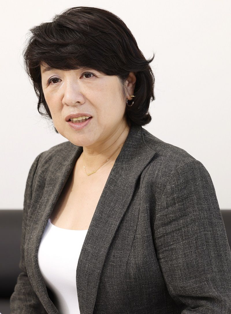 ドムドムフードサービス代表取締役社長の藤﨑忍氏。政治家である夫が病に倒れたことをきっかけに、39歳で専業主婦からSHIBUYA109のアパレルショップ店長に転身。商店を営んでいた実家の生育環境で培われた商才と人並み以上の努力で年商を倍増させる。退職後は新橋で居酒屋を開業し、またたく間に繁盛店に。1年後に2店舗目をオープン。その手腕を買われ2017年11月ドムドムフードサービス入社、メニュー開発に関わることに。2018年8月より現職（撮影：尾形文繁）