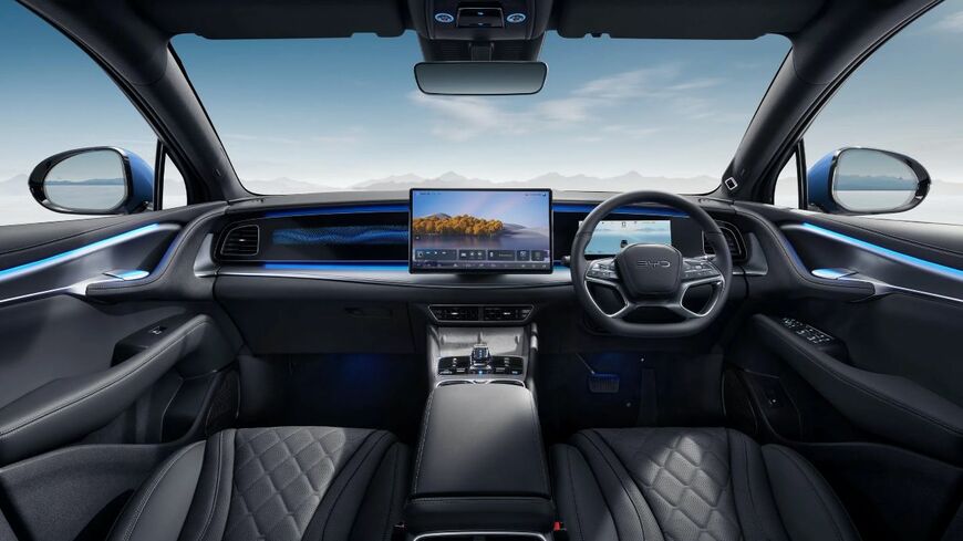 BYDが香港向けに販売するEV「海豹」右ハンドル車の運転席（同社の香港向けサイトより）