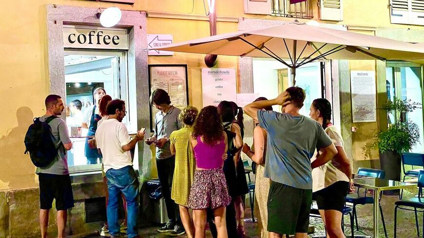 8月のトリノ、人気のジェラテリアの一つ「マーレ・デイ・ボスキ」。 バカンス時期で街には人気がないのにもかかわらず、行列ができていた。通常の時期なら、この何倍もの人が並ぶ（筆者撮影）この記事の画像を見る(◯枚)