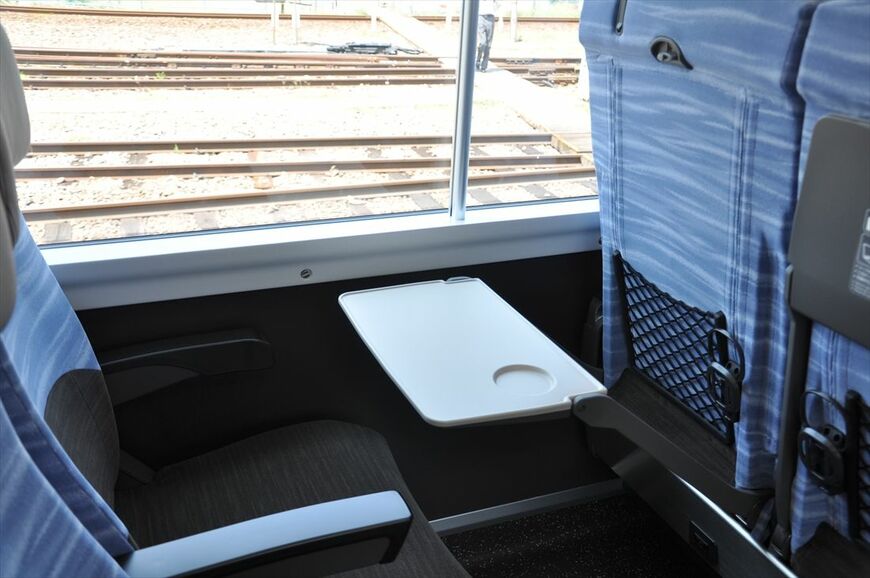 中央線特急「あずさ」「かいじ」のE353系普通車内。シートピッチは960mm（編集部撮影）