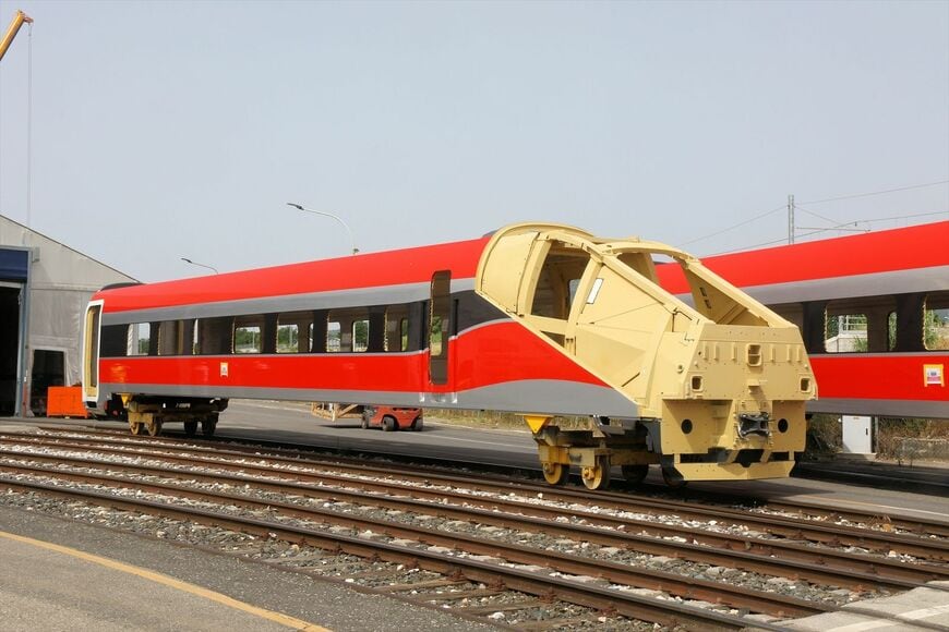頑丈な骨格で覆われる日立製高速列車「フレッチャロッサ」の前面部分（撮影：橋爪智之）