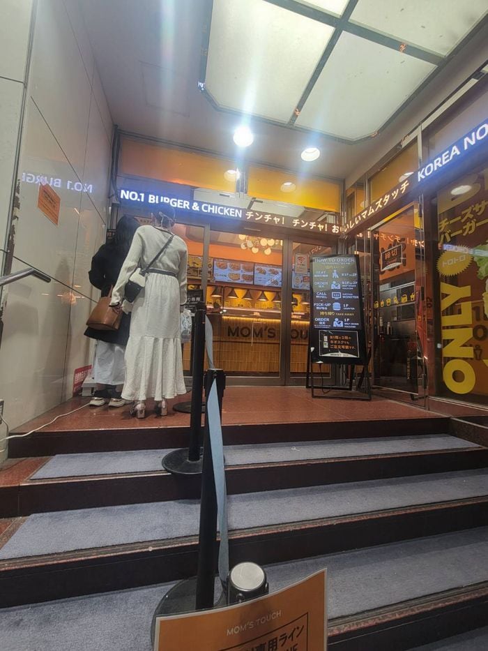 1階の商品の受け渡しカウンター。写真左に並ぶのはテイクアウトのお客だ（筆者撮影）