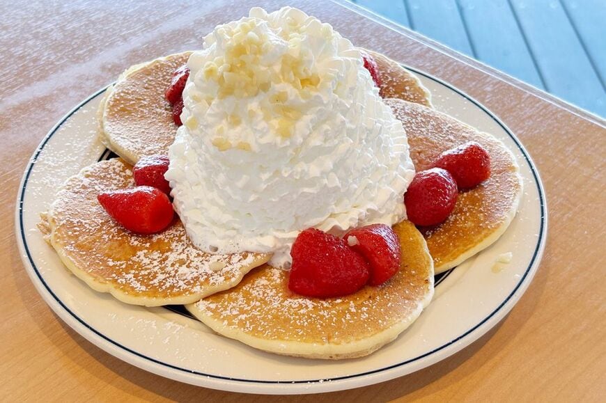 エッグスンシングスの大人気メニューはホイップクリームたっぷりのパンケーキ（筆者撮影）