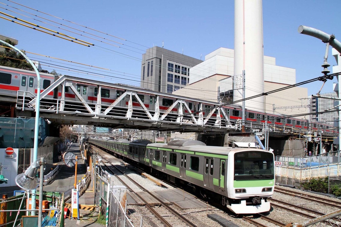 恵比寿―渋谷間で東急東横線をくぐる山手線。2013年の