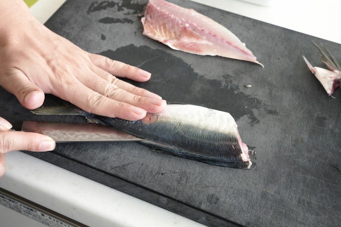 背中から包丁を入れる