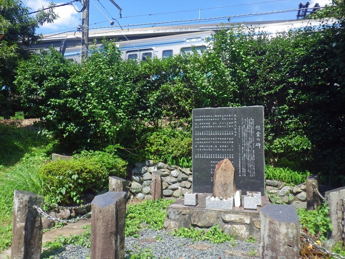 1945年8月に起きた中央線湯の花トンネル列車空襲の慰霊碑（撮影：南正時）