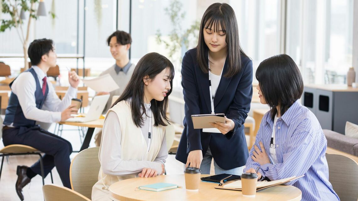 近年、多くの企業が「オフィスカジュアル」を推奨していますが、自由度が高まるほど迷いの声も増えていきます（写真：sasaki106／PIXTA）