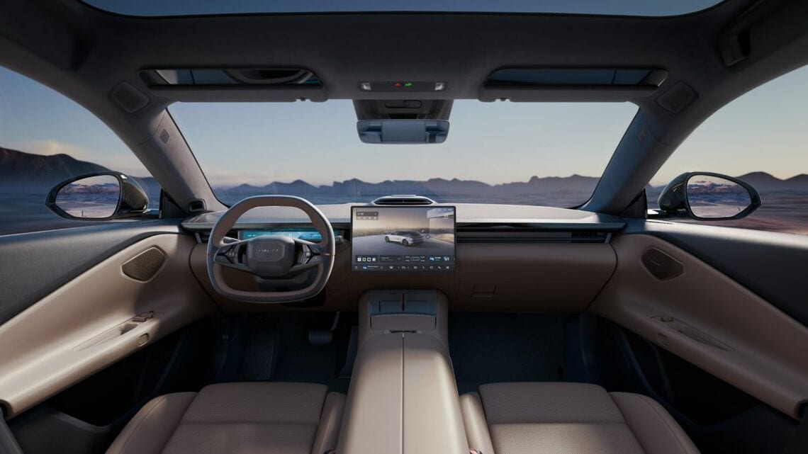 領克のEV、Z10の運転席周辺装備。かつてのクルマに比べタッチパネル機能のついたディスプレイが目立つ代わりにボタン、レバーは大幅に減っている（領克のウェブサイトより）