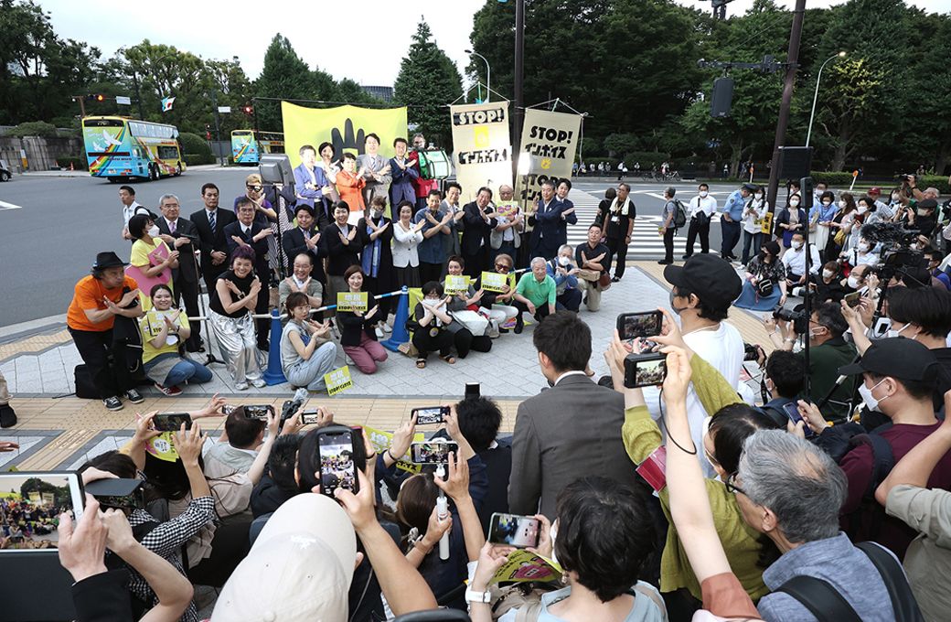 国会前に集まった個人事業主たち。インボイス反対のシュプレヒコールが起きた（撮影：尾形文繁）