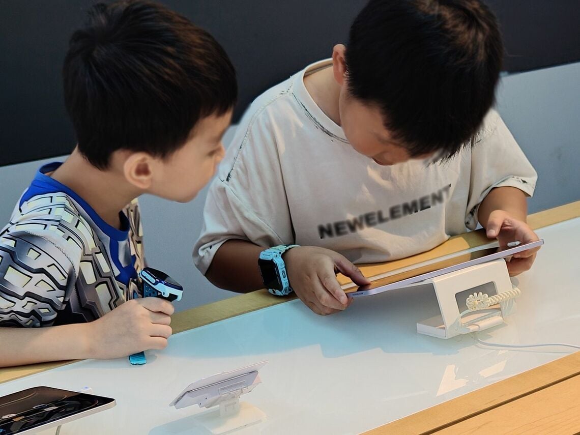 スマートウォッチを身に着けている子供たち