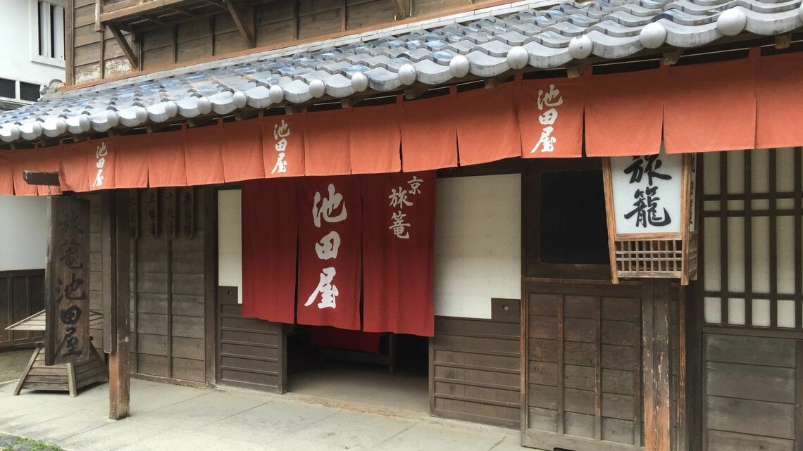 宿泊者の情報が漏洩し「御用改め」されてしまった池田屋に、もし今の時代のような広報がいたとしたら…?(写真:テツテツさん/PIXTA)