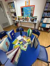 別の小規模インターの図書室