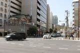 泉岳寺駅前の交差点。左右に延びるのが旧東海道（筆者撮影）