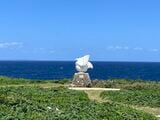 今帰仁村からさらに海岸沿いに北東へ進むと、沖縄本島最北端部の「辺戸岬」へ。（編集部撮影）