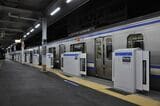 2018年12月、運用開始初日の総武快速線新小岩駅のホームドア（編集部撮影）