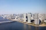 窓の外にはタワマンが林立。奥に見えるのは晴海フラッグ（写真：筆者撮影）