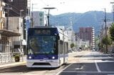 函館市電では2車体連接の低床車9600形が「らっくる号」の愛称で港町を走っている（撮影：南正時）