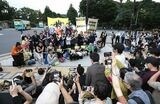 国会前に集まった個人事業主たち。インボイス反対のシュプレヒコールが起きた（撮影：尾形文繁）
