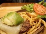 厚切りチーズアボカドバーガー（写真：筆者撮影）