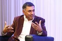 アローラ氏の｢退職金68億円｣は妥当なのか 在任わずか1年10カ月にもかかわらず…