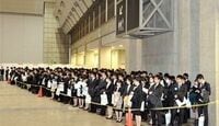 ｢社員使い捨て企業｣の説明会が熱狂的なワケ 不安な学生心理に付け込む採用法とは
